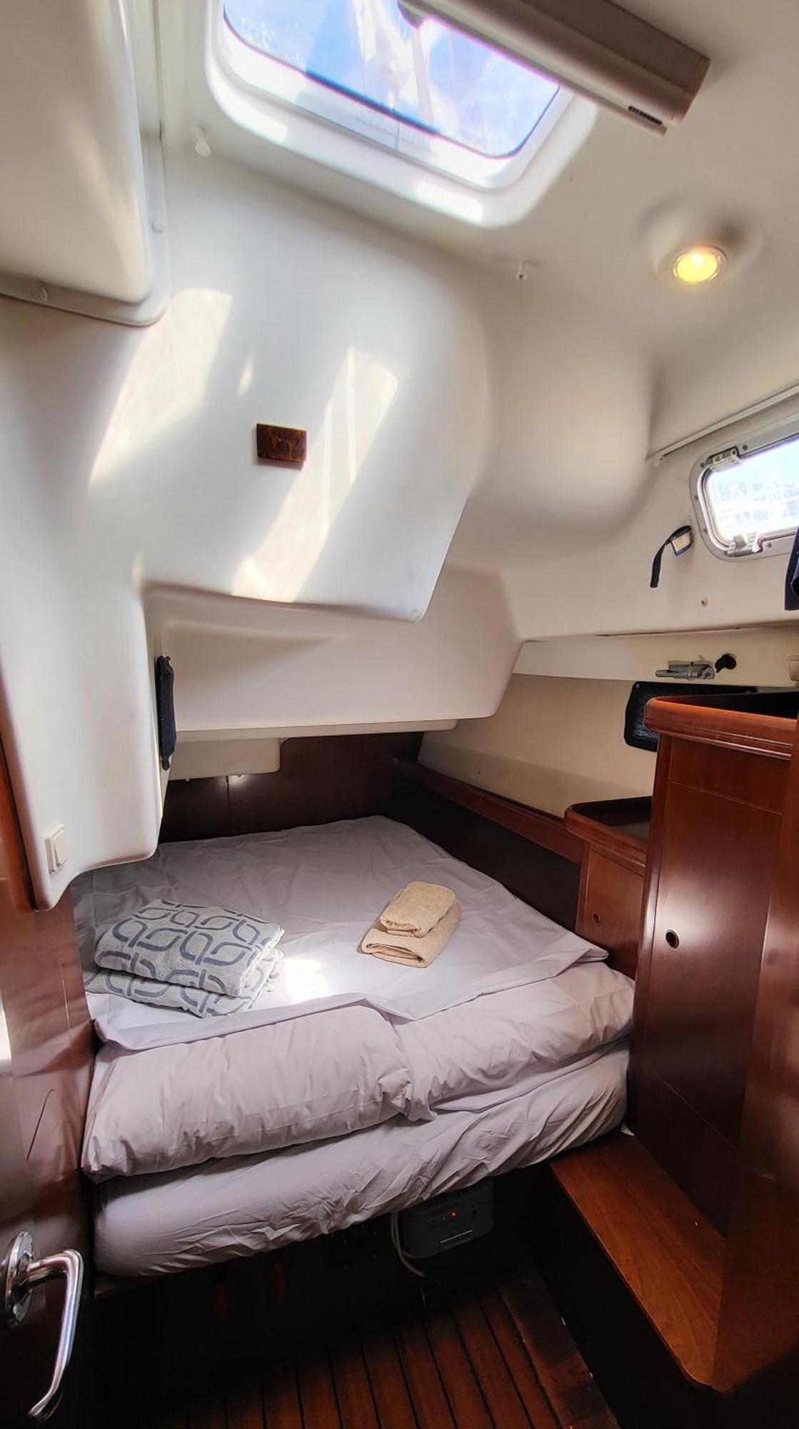 Botel Yacht Oceanis Clipper